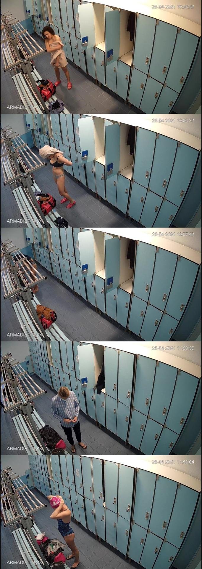 Naked schoolgirls in the locker room