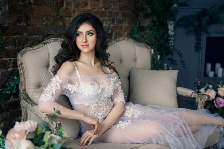 Naked Caucasian women