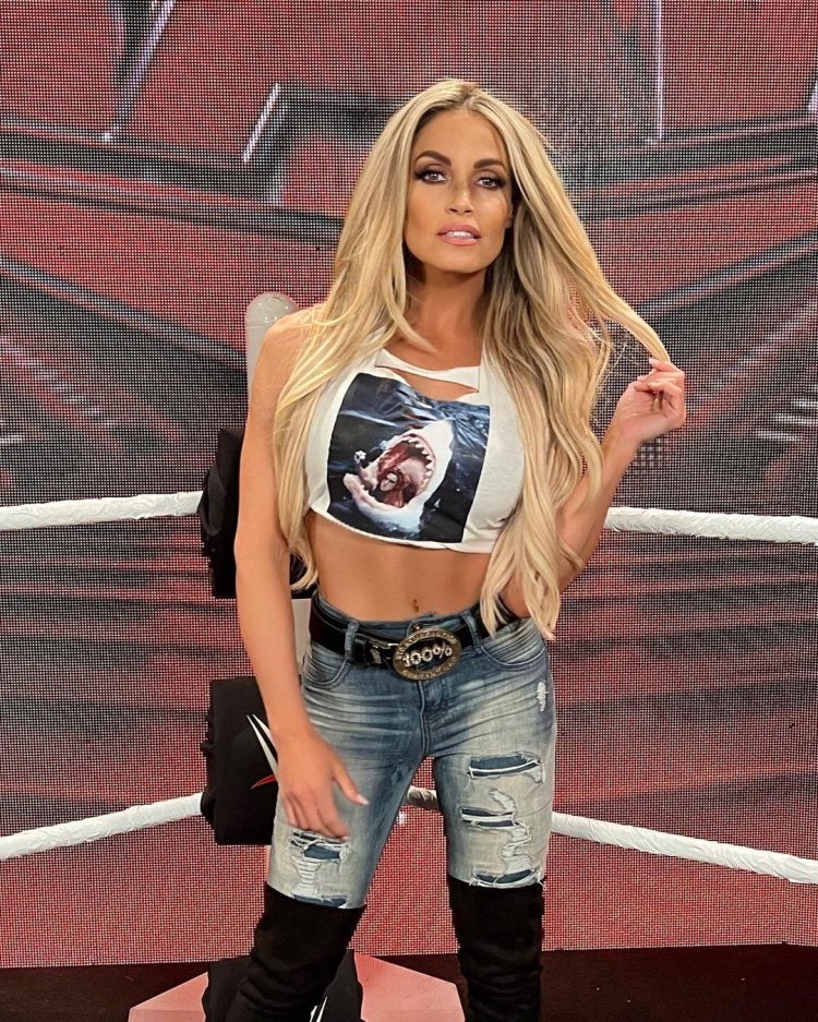 Trish Stratus Women Restlers
