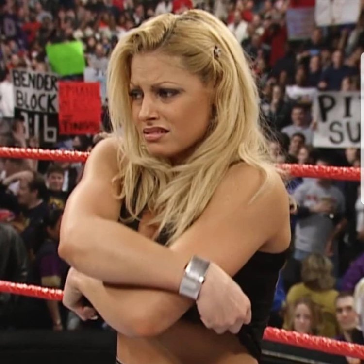 Trish Stratus and Steisi Pronophoto