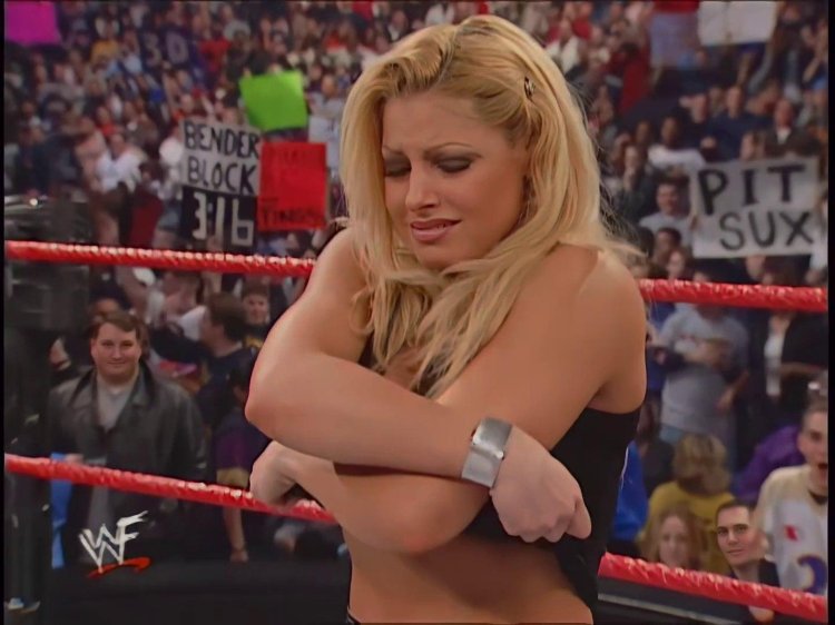 Trish Stratus and Steisi Pronophoto
