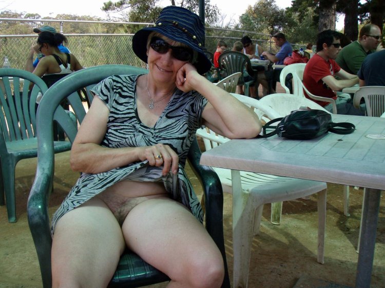 Nemovable women in the bathhouse