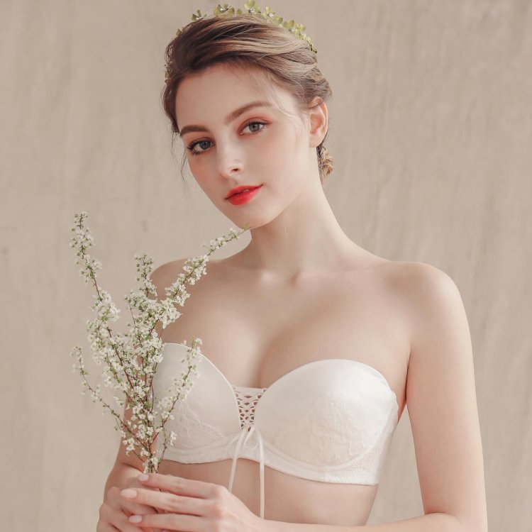 In the style of nude