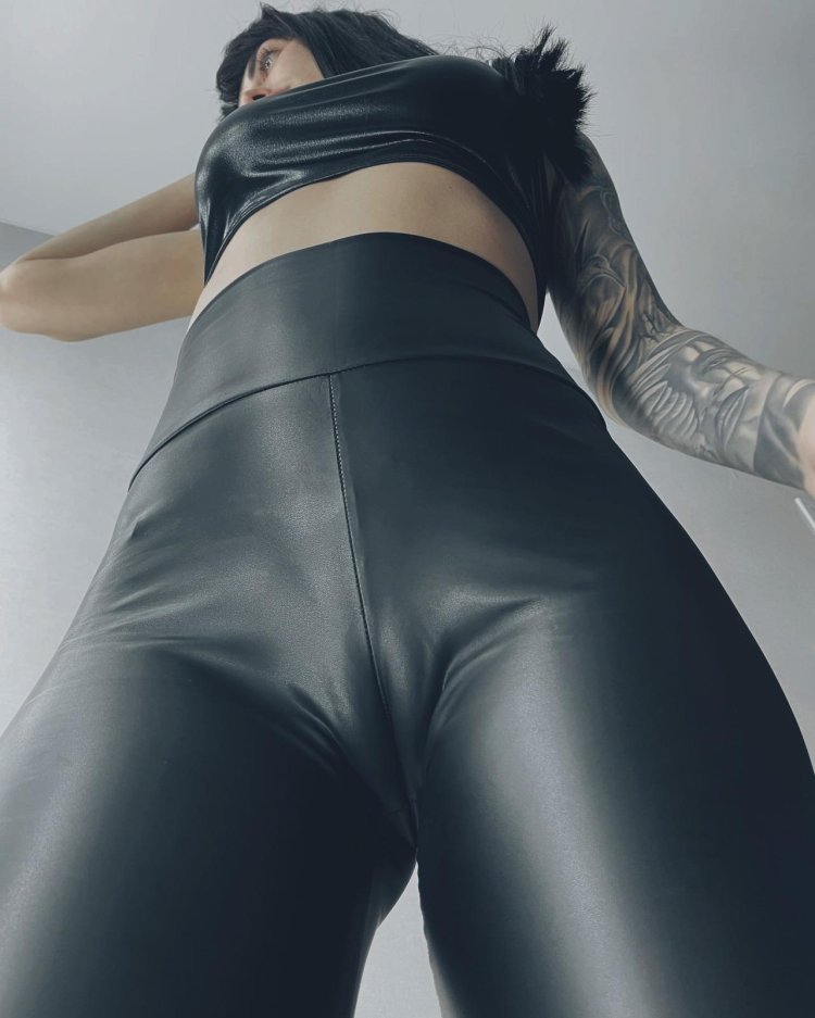 Girls with a big booty in leggings