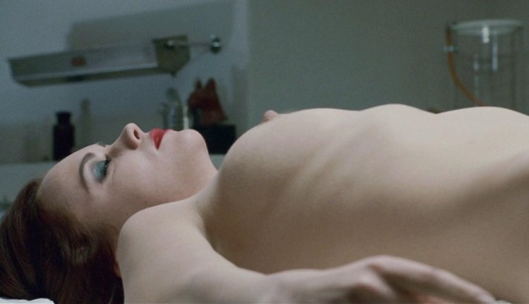 Christina Ricci naked in the morgue