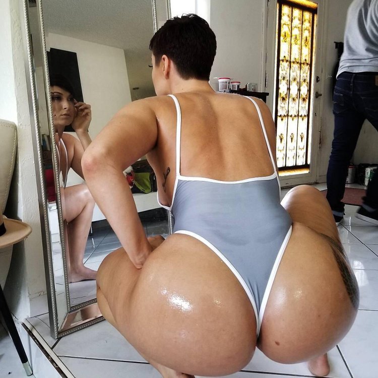 Kim Kardashian naked in oil