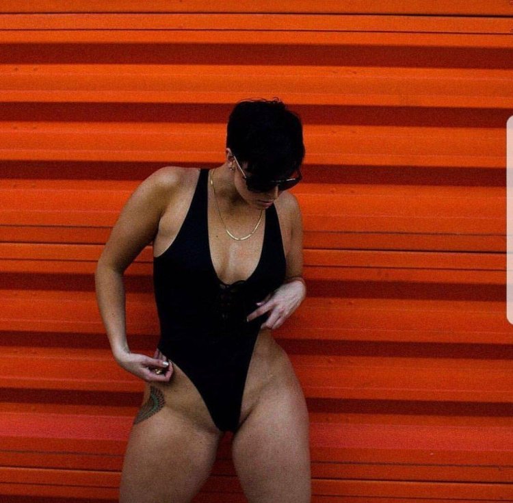 Kim Kardashian naked in oil