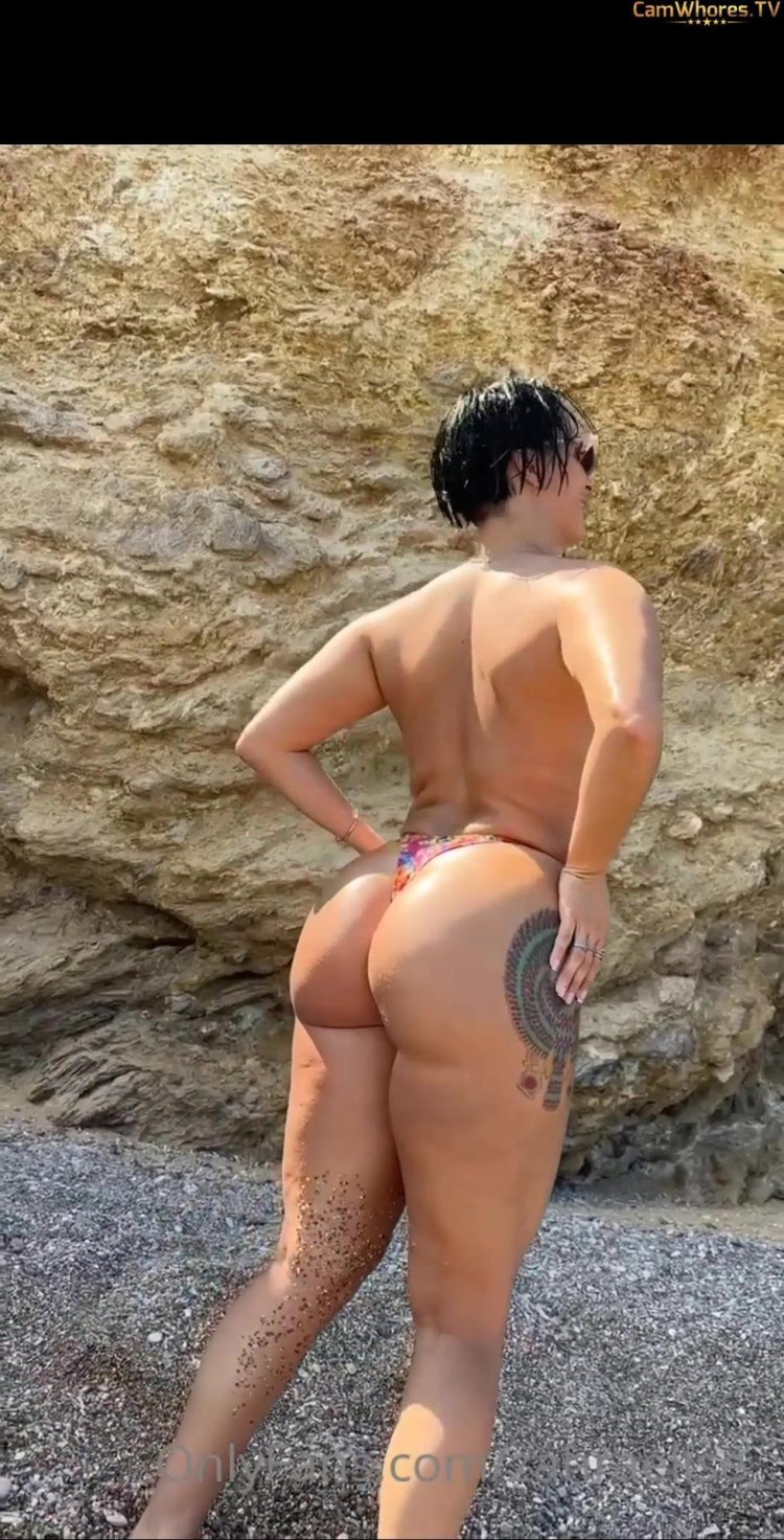 Kim Kardashian naked in oil