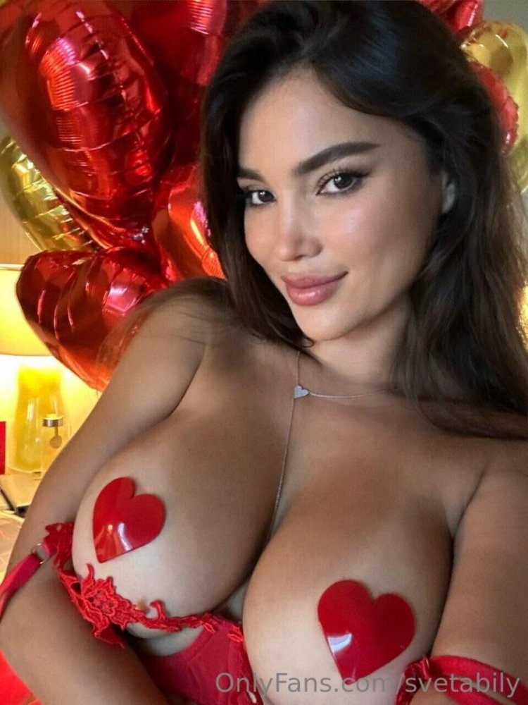 Emily Ratakovsky naked