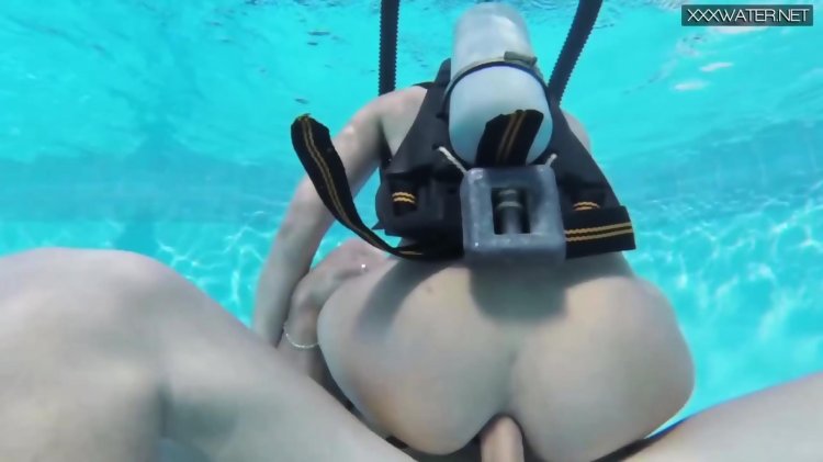 Erotic underwater performance
