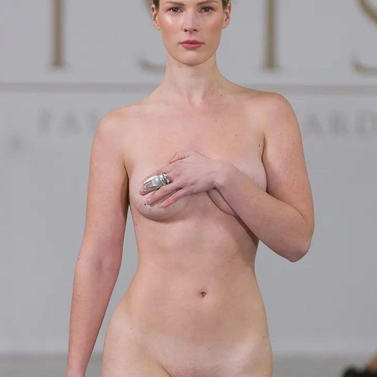 Alan Kuznetsova chest nude catwalk