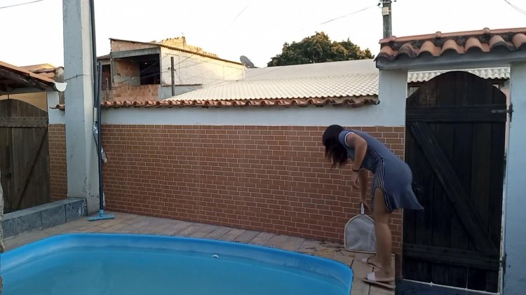 Ronaldinho with girls in the pool