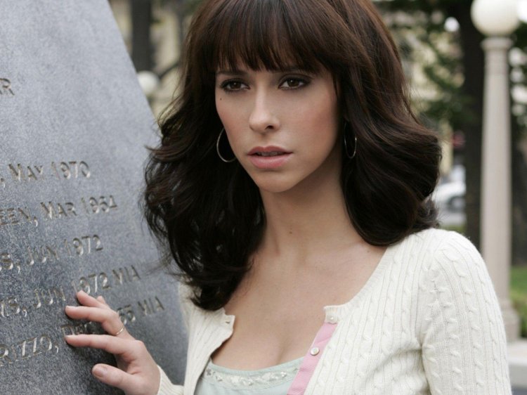 Jennifer Love Hwitt who speaks ghosts