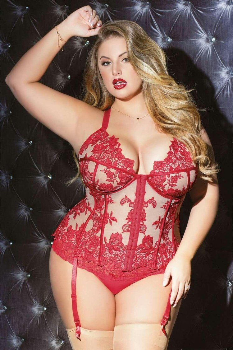 Plus saz in a corset