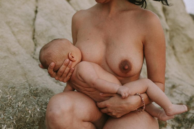 Breastfeeding nude