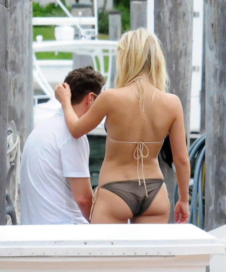 Kate Hudson in the bikini ass