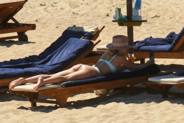 Valeria in a swimsuit without photoshop