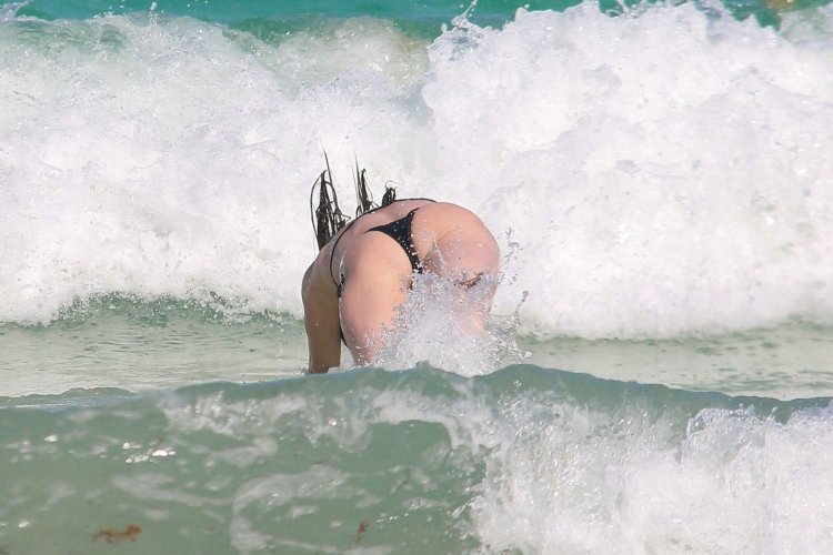 Claudia Romani in bikini