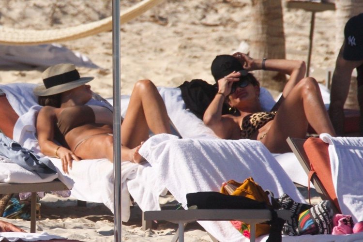 Dautzen Cruz on the beach