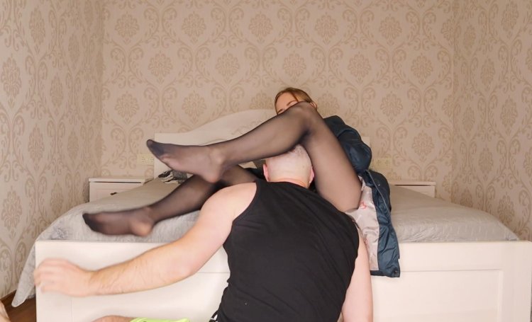 Sitting on the face in pantyhose