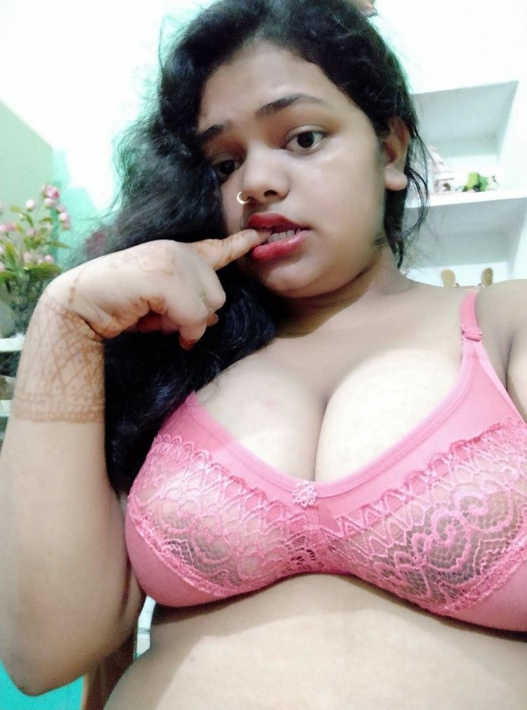 Indian deses bhabhi showing boobs of selfie young