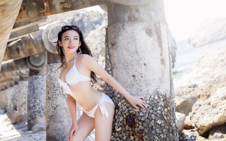 Zhao Wei in bikini