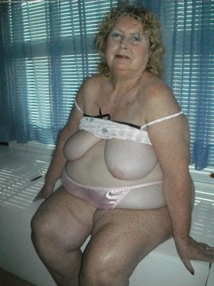 Old women in Pantalones