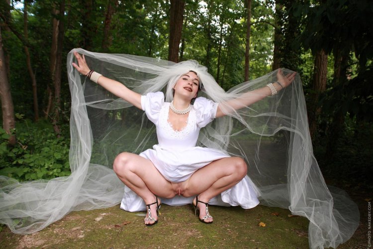 Brides in wedding dresses without panties