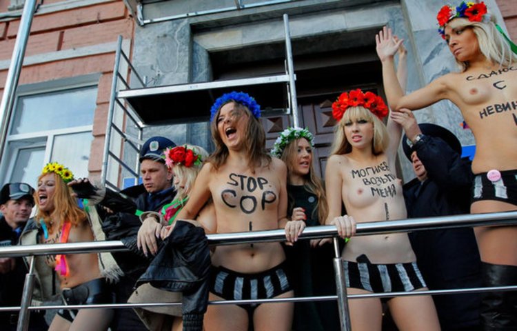 Women with naked tits