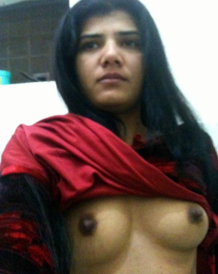 Pakistanian girl showed boobs