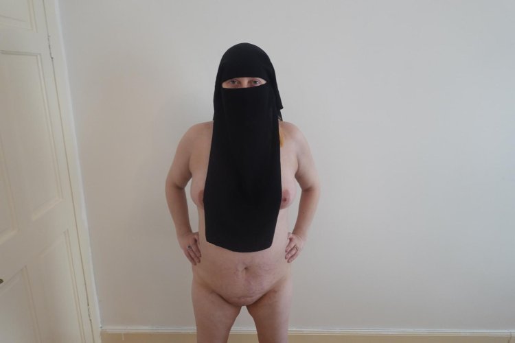 Naked woman in Nikab