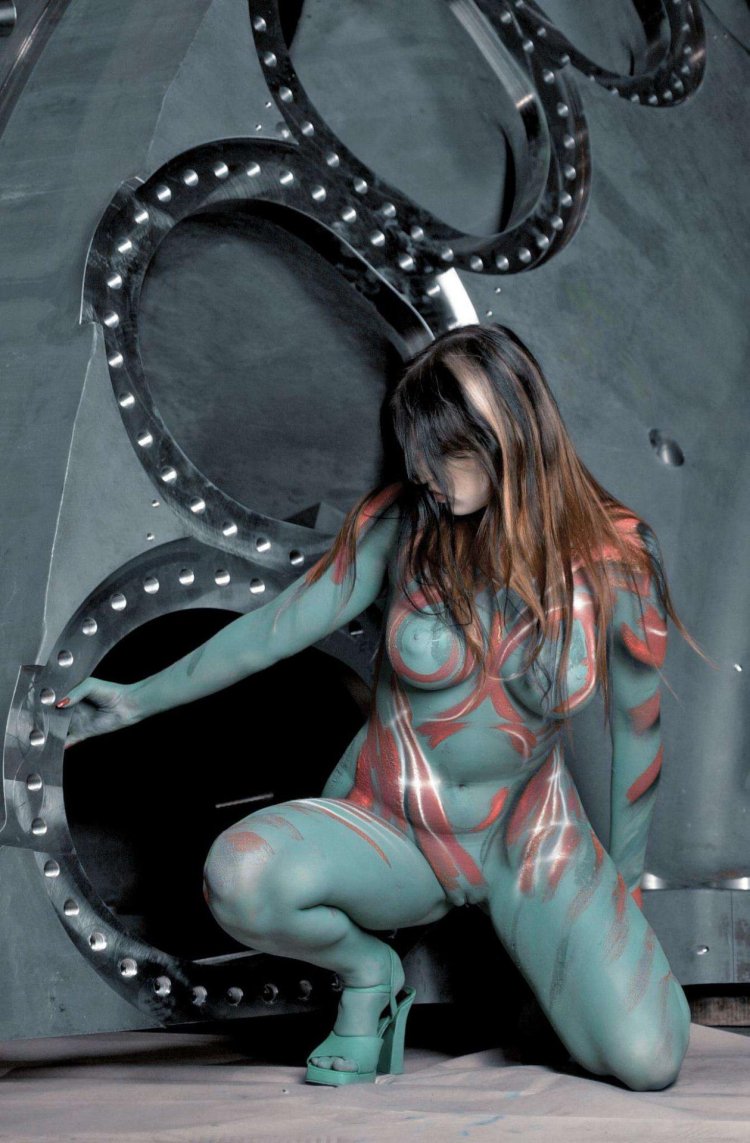 Bodiart on the bare female body