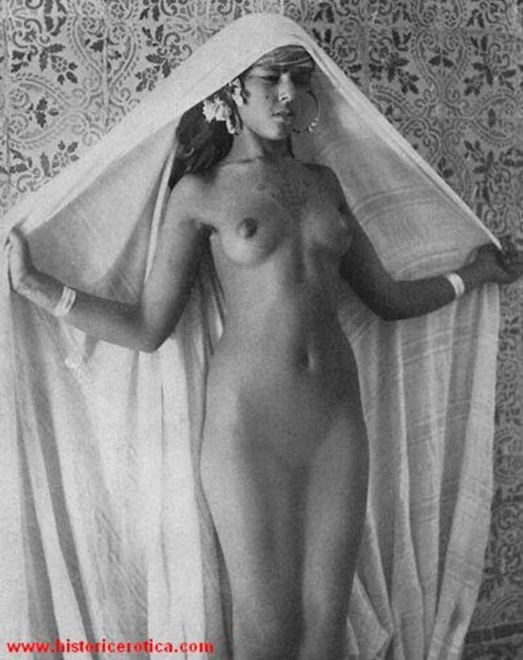 Naked Arab women Retro