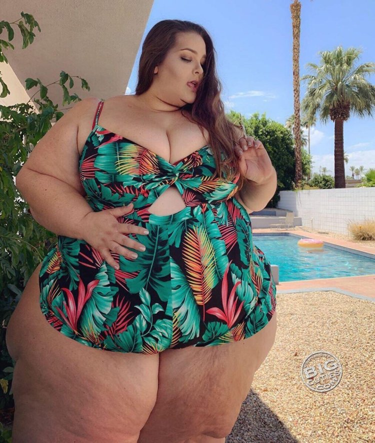 Super fat and naked Mary Boberry