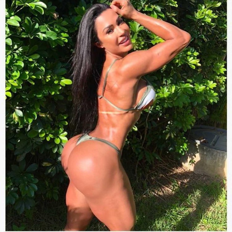 Fitness model Gracyanne Barbosa