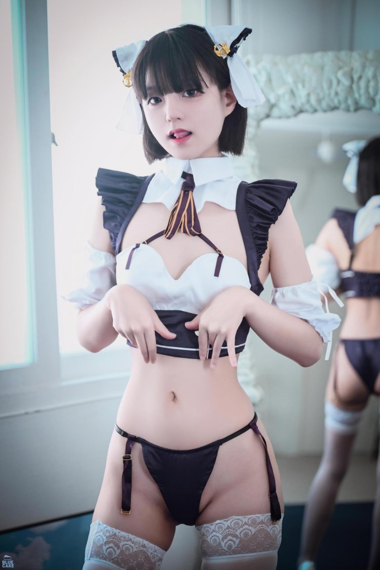 Cosplay maid