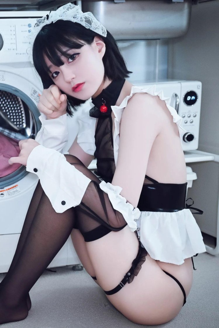 Cosplay maid