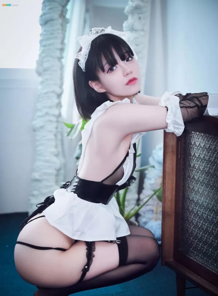 Cosplay maid