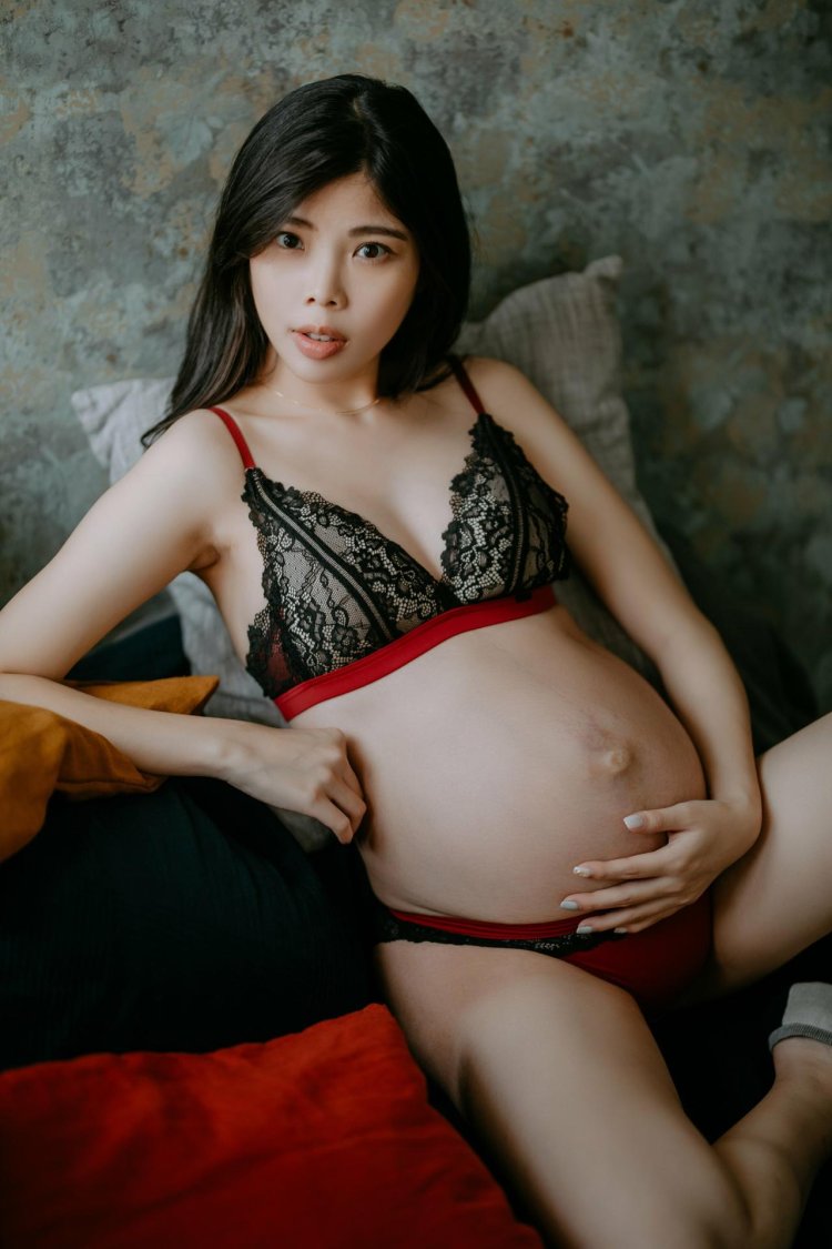 Sexy pregnant girl