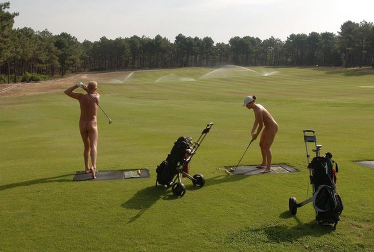 Naked skills nude female golfer earning cheers from the audience