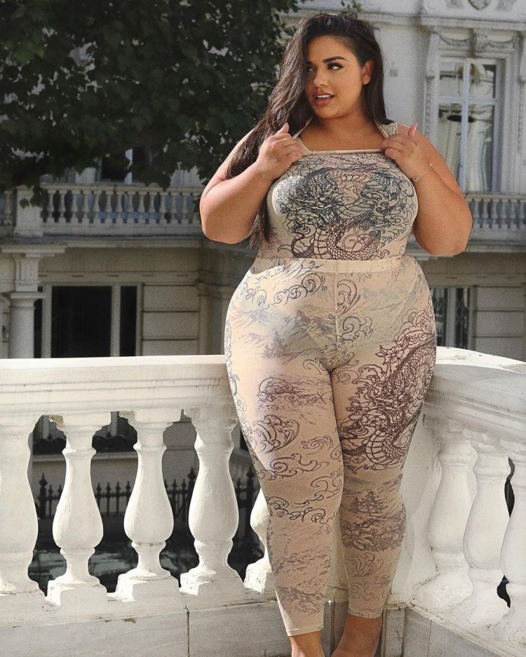 Tess Holidei Bodyposive