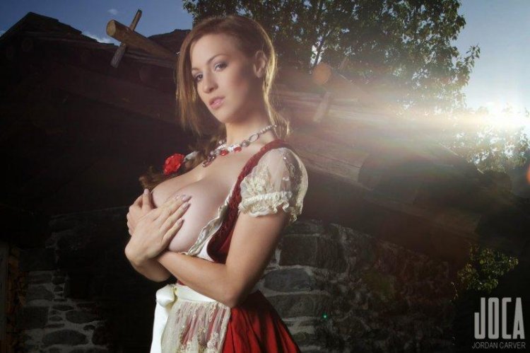 Jordan Carver in Dirndl