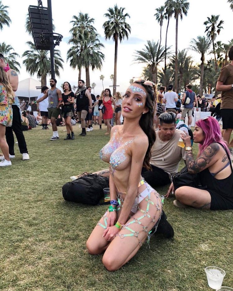 Girls show boobs at the festival