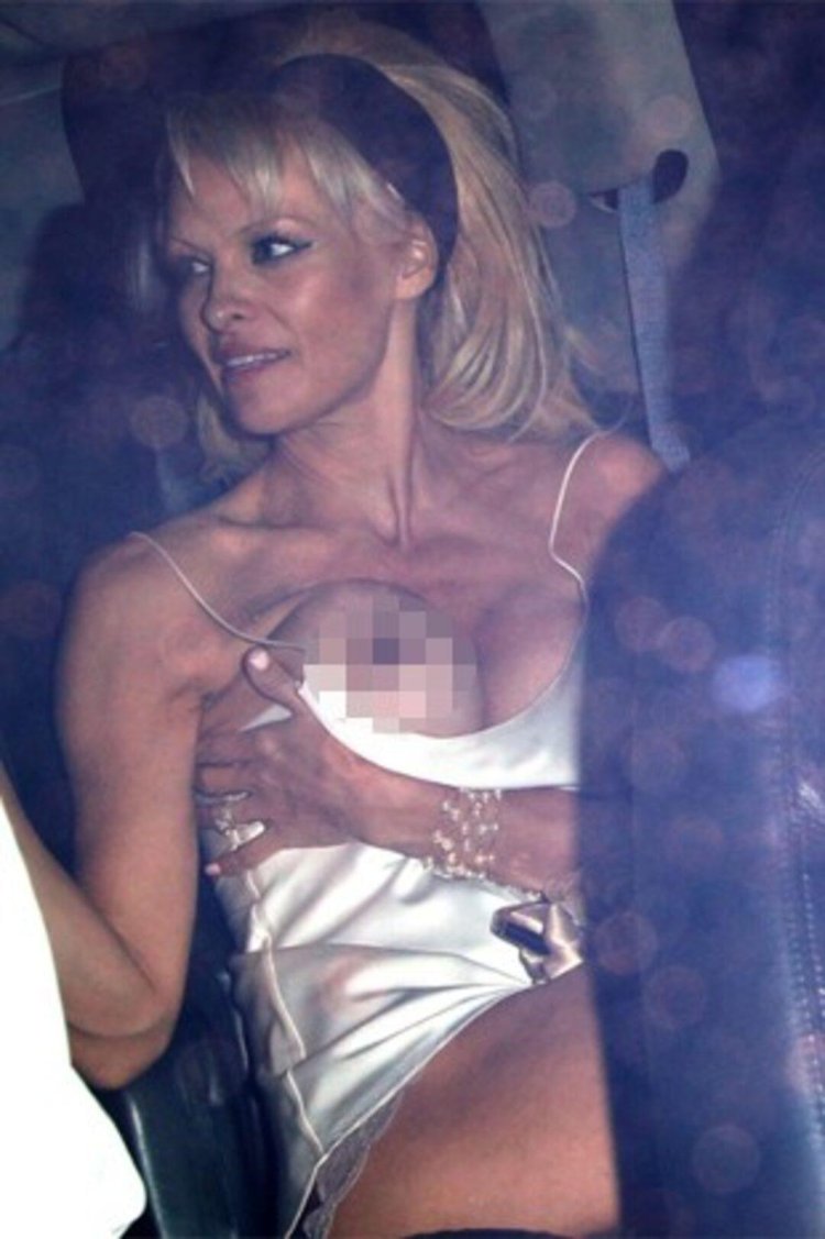 Pamela Anderson lit her chest