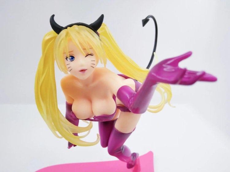 Naruto sexy jutsu figure