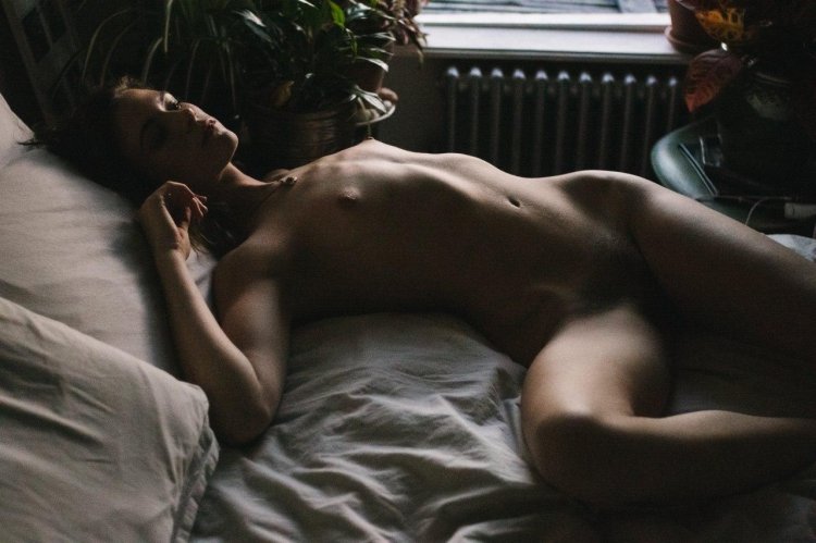 Pretends to be a little nude