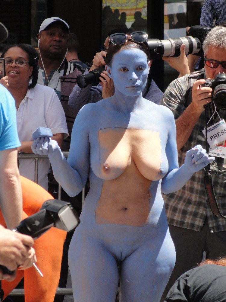 Naked publicly bodyup