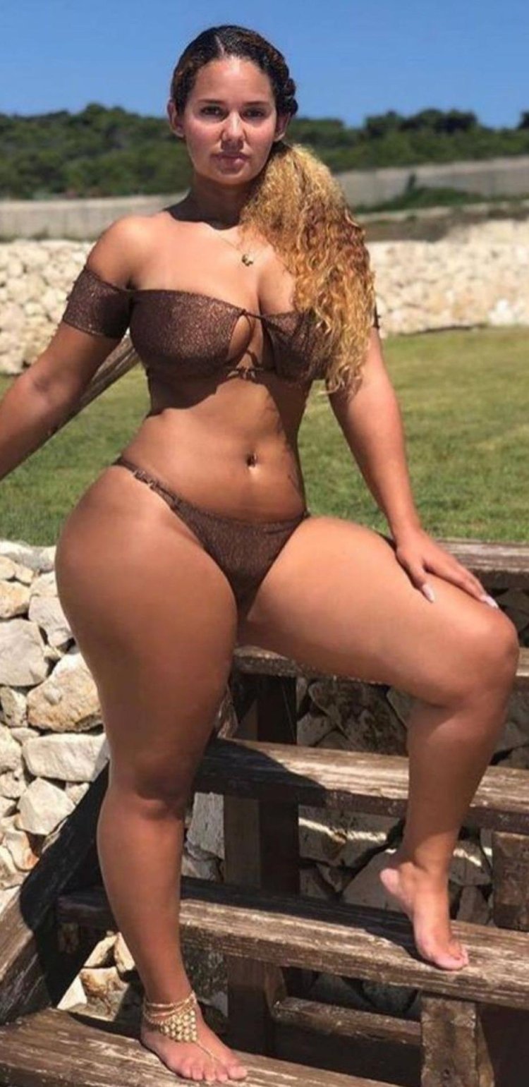 Naked women with wide hips