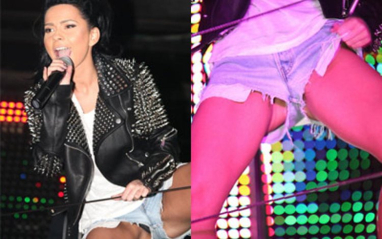 Singers without panties on stage