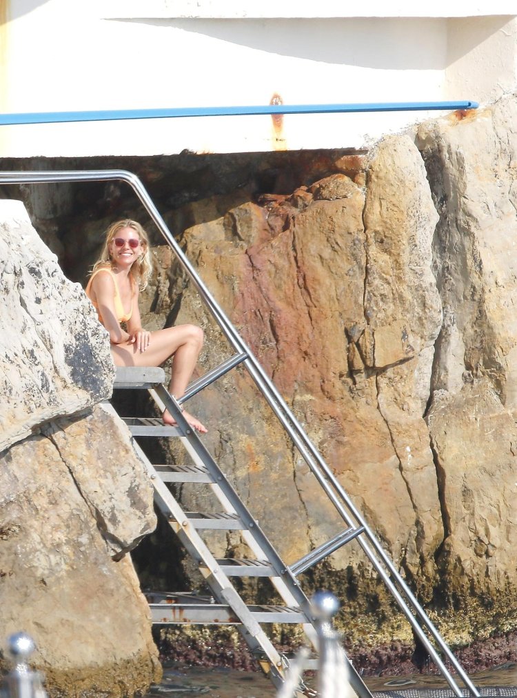 Elsa Hosk in a swimsuit without photoshop